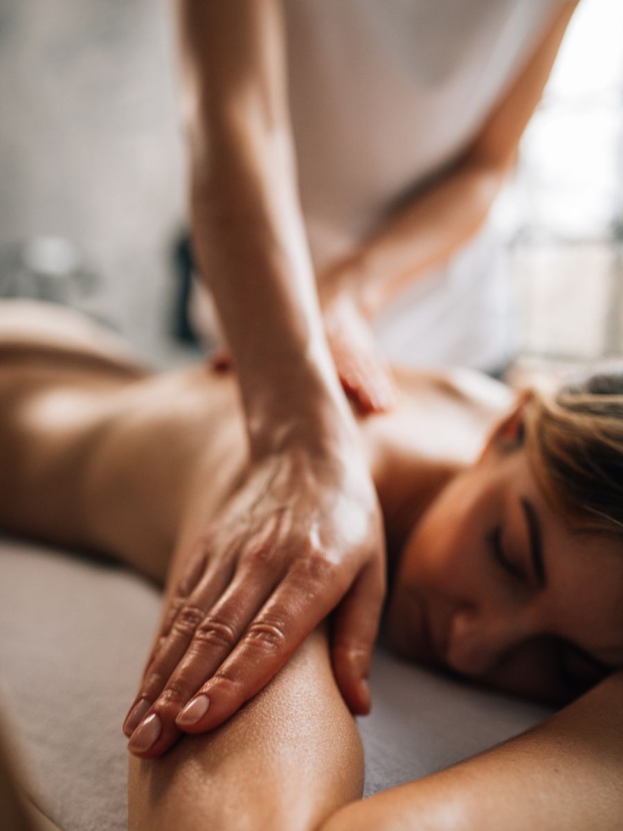 Massage relaxant dans un espace serein